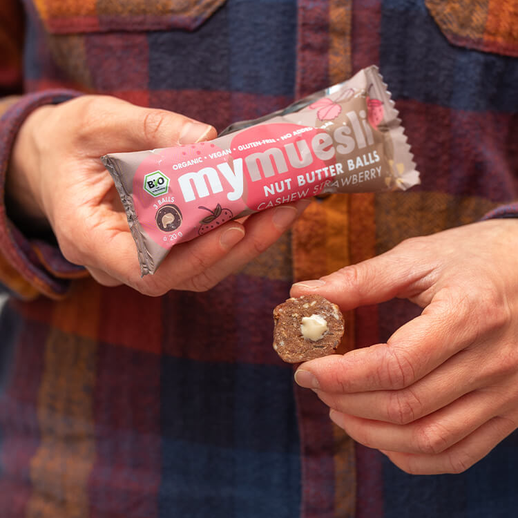 article1a-muesli-nutbutterballs-cashew-strawberry.png