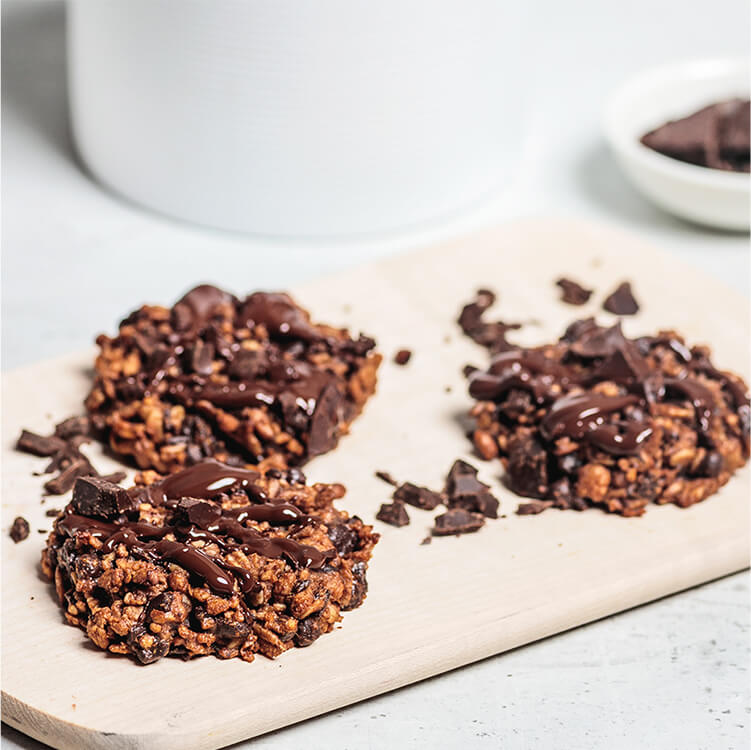 Vegane Schoko Cookies auf einem Holzbrett