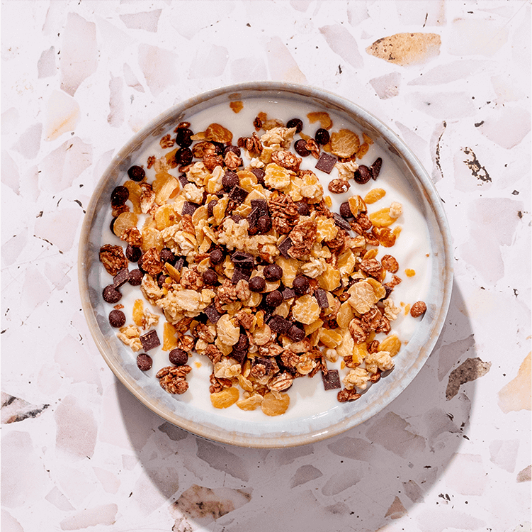 Eine Schüssel mit mymuesli 20% Protein Choco Müsli