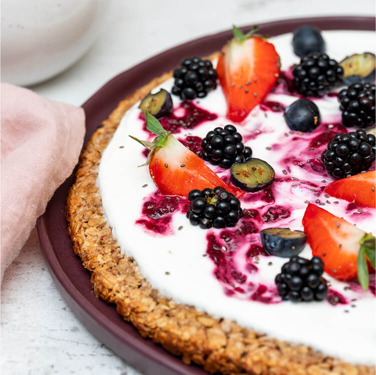 Müsli Pizza mit Joghurt und Beeren