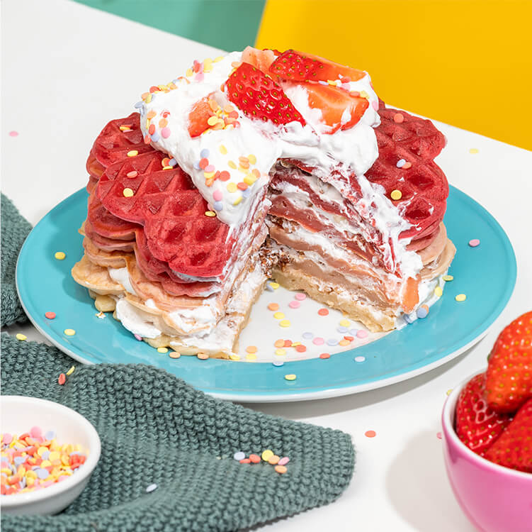 Waffeltorte auf einem Teller mit Sahne und Erdbeeren