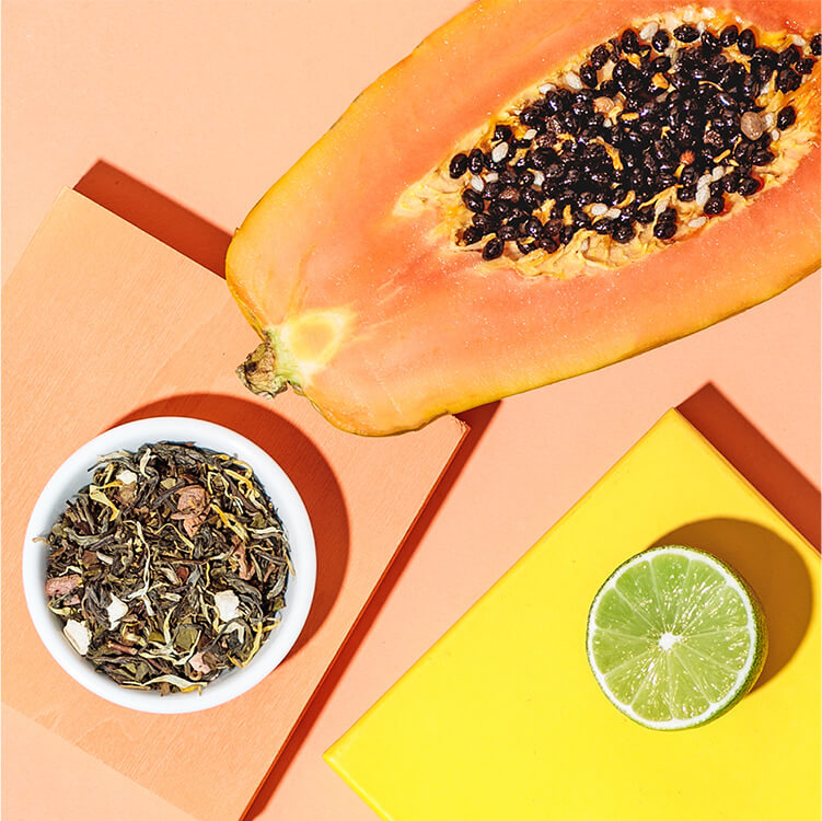 Eine halbe Papaya, Limette und Tee