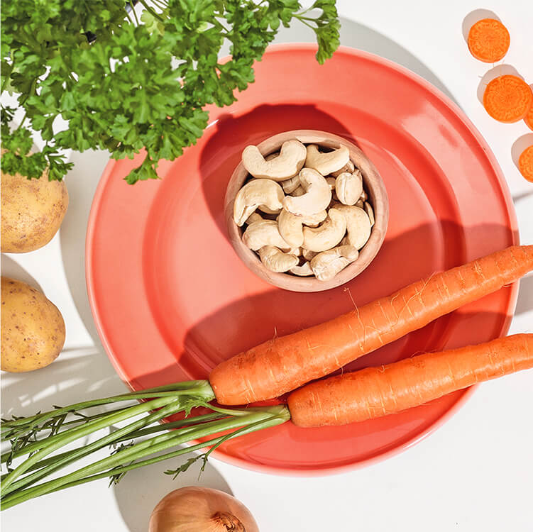 Cashewkerne, Petersilie, Kartoffeln und Karotten