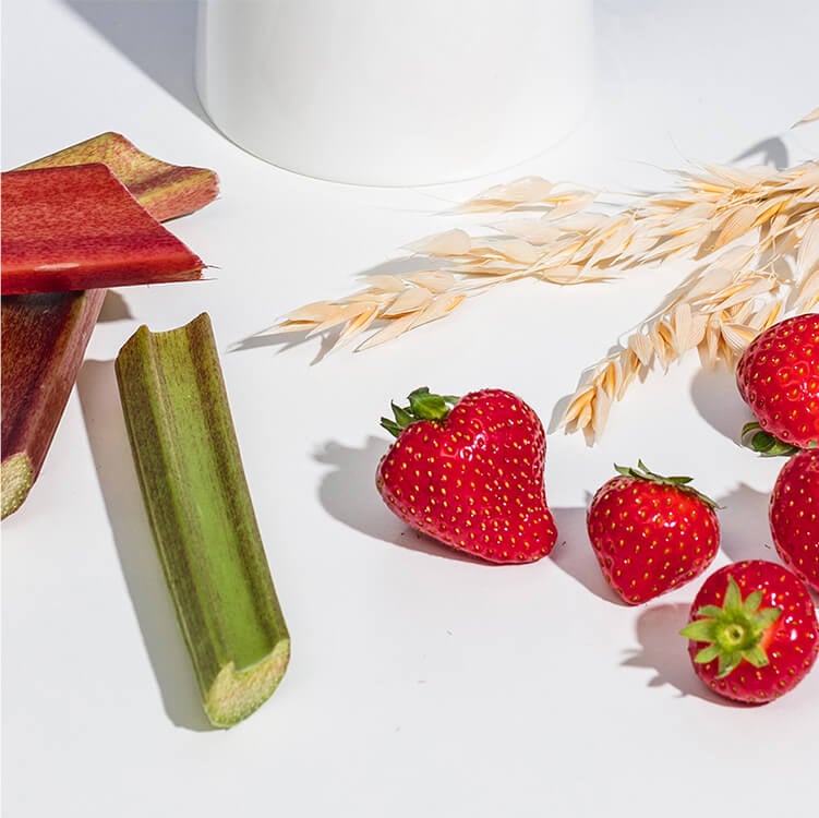 Rhabarber und Erdbeeren nebeneinander