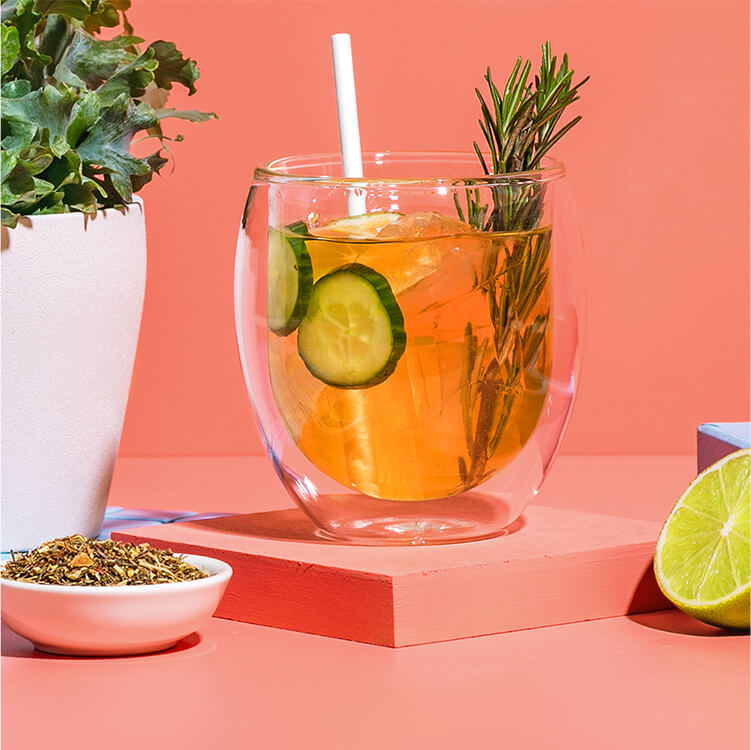 Virgin Roi Tonic mit Gurke, Rosmarin und Limette dekoriert