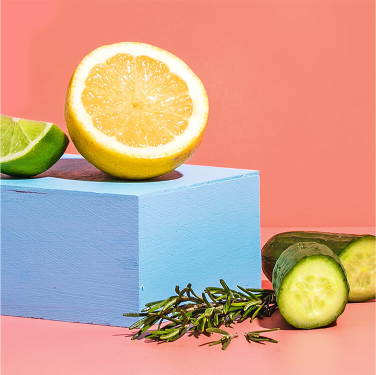 Gurke, eine halbe Zitrone, Limette und Rosmarin
