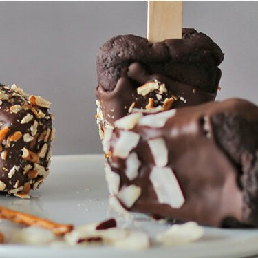 Himbeer Brownie Cake Pops auf einem Teller