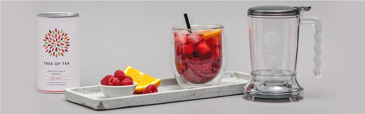 Raspberry Ruby Cocktail auf einem Tablett mit dem Teamaker daneben