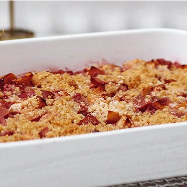 Veganer Apple-Crumble in einer Ofenform