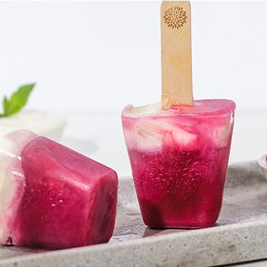 Himbeer Joghurt Eis auf einem Tablett