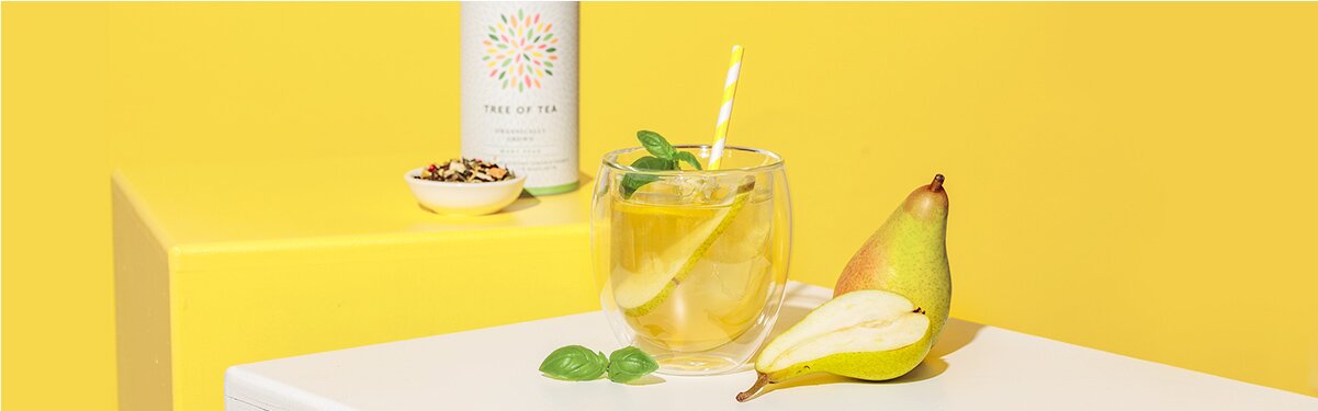 Grüner Birne Eistee mit Birnen daneben