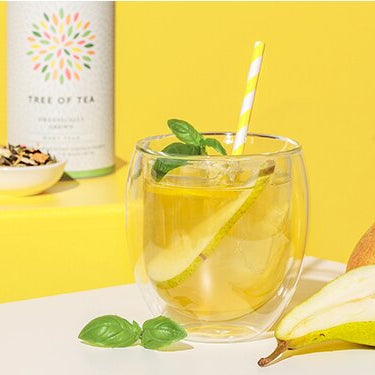 Grüner Birne Eistee mit Birnen daneben