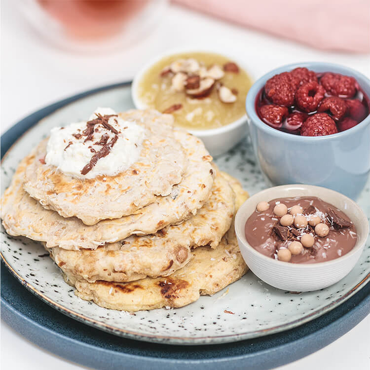 Protein-Pancakes mit Apple Macadamia Cinnamon Granola