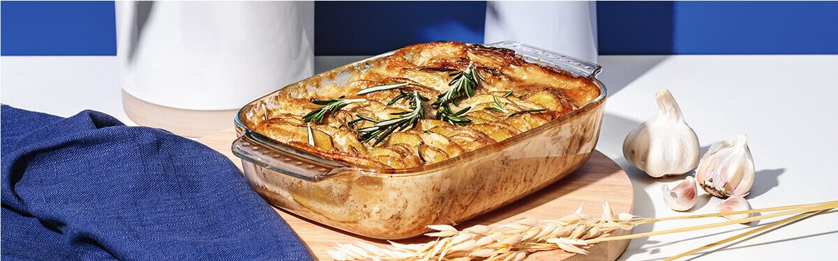 Kartoffelgratin mit Rosmarin in einer Auflaufform