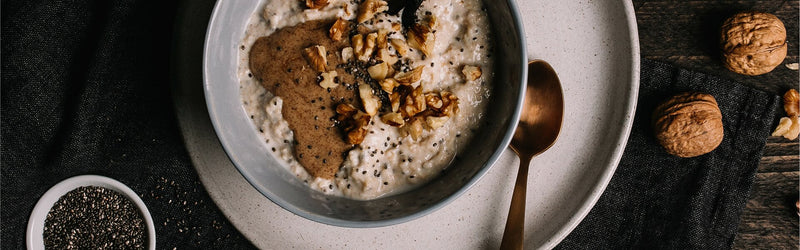 Porridge mit Chiasamen in einer Schüssel