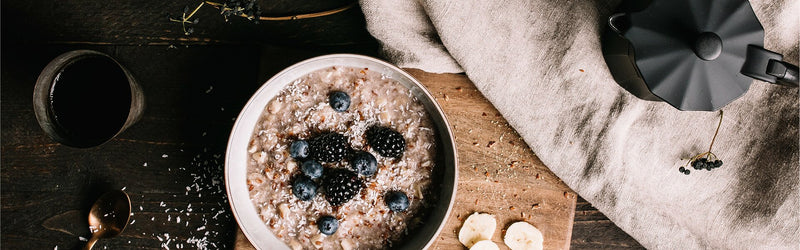 Lower Carb-Porridge in einer Schüssel mit Beeren