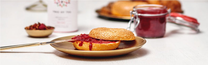 Red Ruby Früchtetee auf einem Bagel, das auf einem Teller liegt
