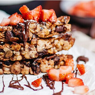 Glutenfreier Müsliriegel auf einem Backpapier