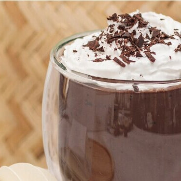 Hot Chocolate im Glas mit Sahne