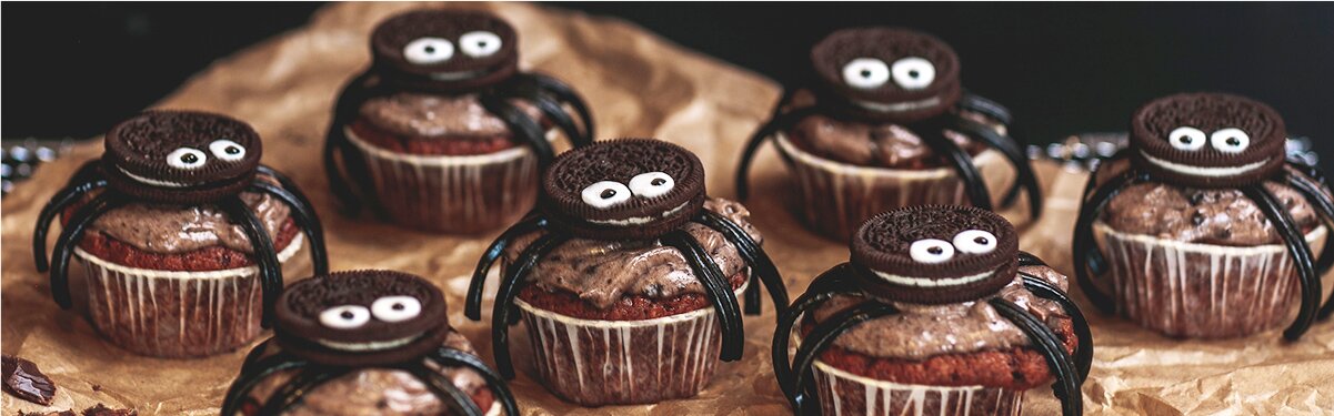 Spinnen-Cupcakes auf dem Backpapier