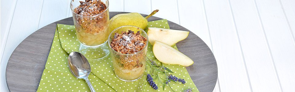 Müsli-Birnen-Crumble im Glas mit Birnen auf einem Tisch