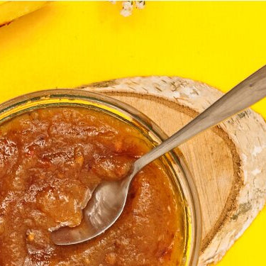 Vanille Pfirsichmarmelade im Glas mit Löffel