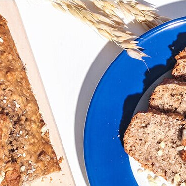 Knuspriges Müslibrot auf einem Teller