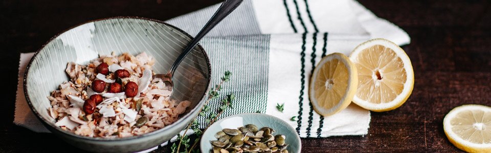 Warmer Paleo-Frühstücksbrei in einer Schüssel