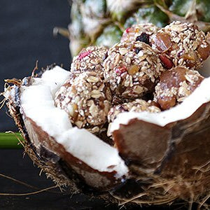 Powerballs mit Low Sugar Berry Crunch Müsli in einer halben Kokosnuss