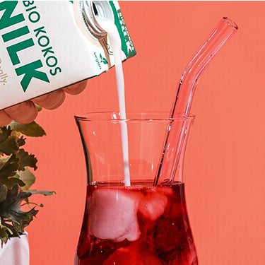 Pink Drink mit einer Tee Dose