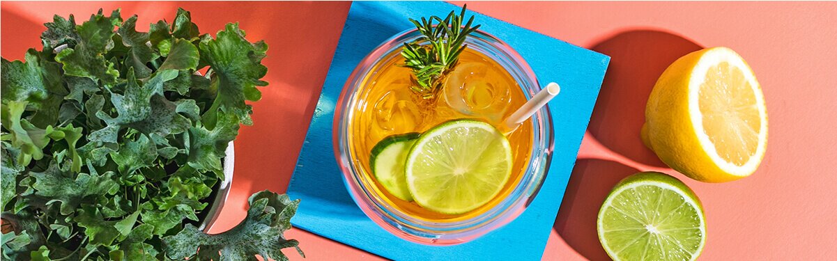 Virgin Roi Tonic mit Zitrone und Limette dekoriert