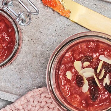 Ruby's Apfel Marmelade in einem Glas mit einem Messer daneben