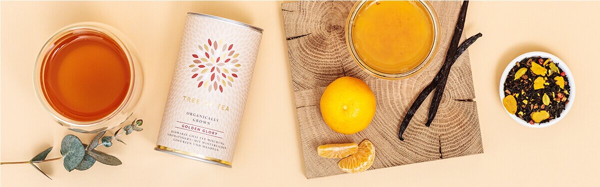 Mandarinen Marmelade mit Tee, Mandarinen und Vanilleschoten daneben