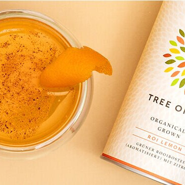 Orangen-Apfelpunsch mit der Teedose daneben