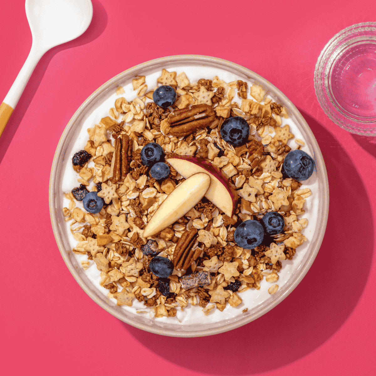 Müsli mit Haferflocken, Pekanüssen, Blaubeeren und Bratapfelsternen in Müsli Schale