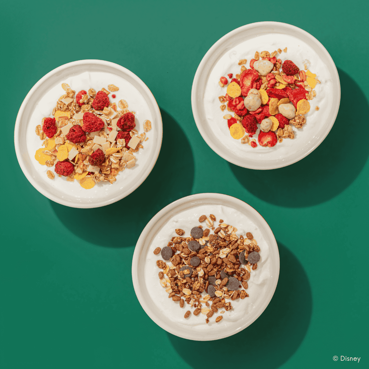 3 Schalen mit Schoko und Früchte Müsli und Milch