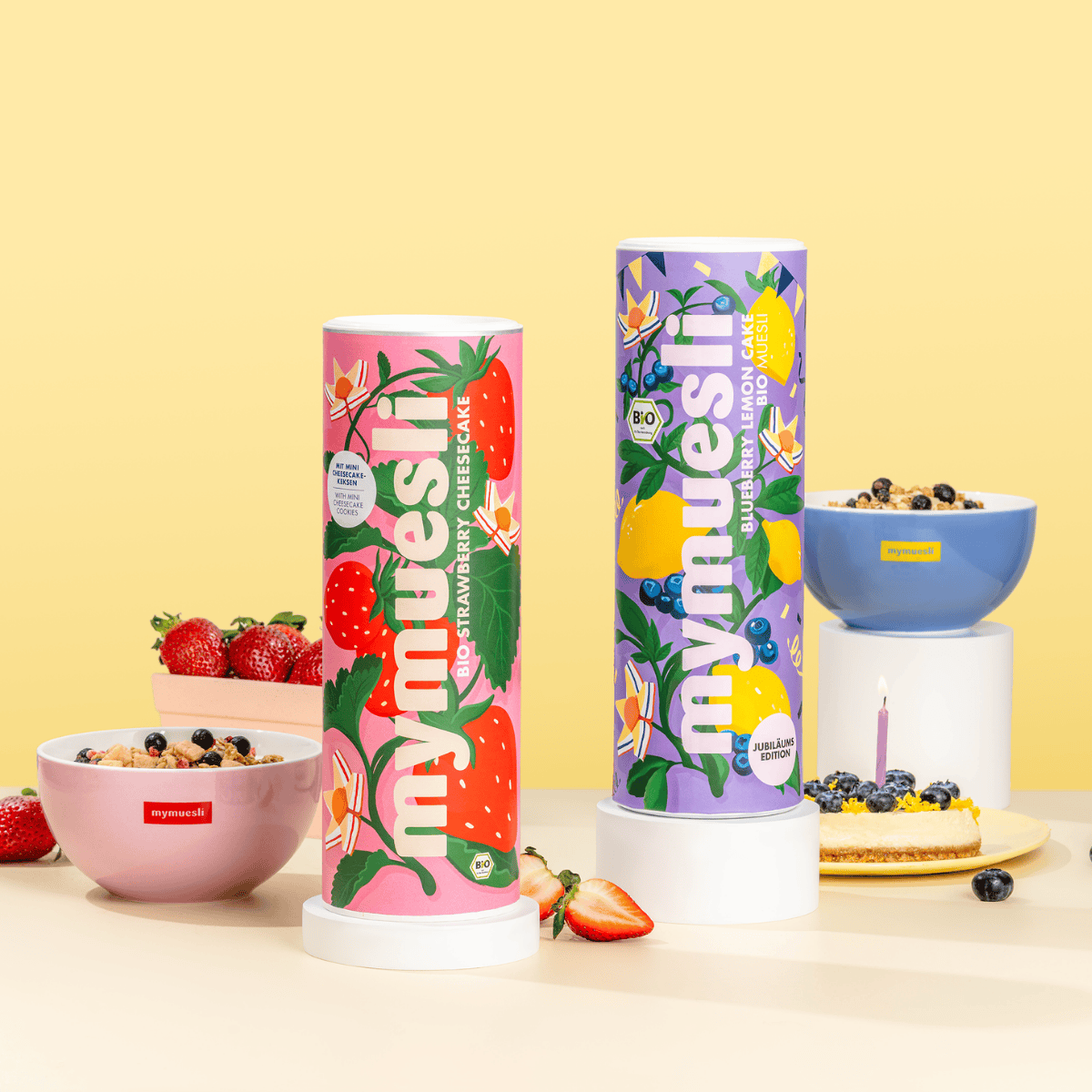 Geburtstagspaket bestehend aus Blueberry Lemon Cake, Strawberry Cheesecake und zwei Müslischalen in hellblau und rosa. 