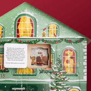 Nahaufnahme des rotes Adventskalenderhaus. Die Fenster des Hauses sind beleuchtet. Ein Türchen ist geöffnet und zeigt die Innenseite des Kalenders. In der Tür steht ein Teil der Weihnachtsgeschichte. Diese ist als Bild auf der Rückwand des Hauses.