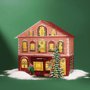 Rotes Adventskalenderhaus mit leichtem Schnee. Vor dem Haus läuft eine Frau mit ihrem Dackel vorbei. Ein Mann steht auf der Leiter und schmückt einen Tannenbaum. Die Fenster des Hauses sind beleuchtet. 
