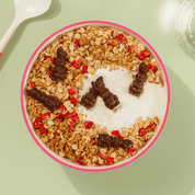 Schale mit Ostermüsli mit kleinen Schokohasen