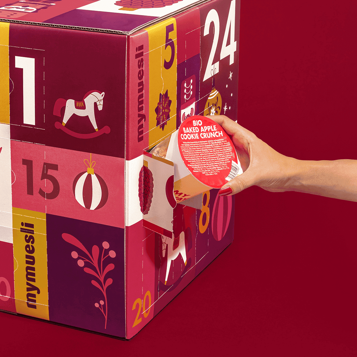 mymuesli Müsli Adventskalender Türchen mit Bio Baked Apple Cookie Crunch in der Hand