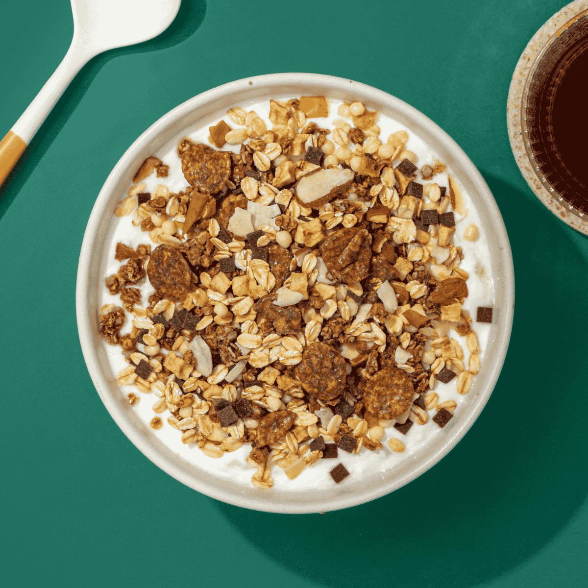 Bio Nikolaus Schoko Müsli, serviert mit frischem Kaffee und Joghurt