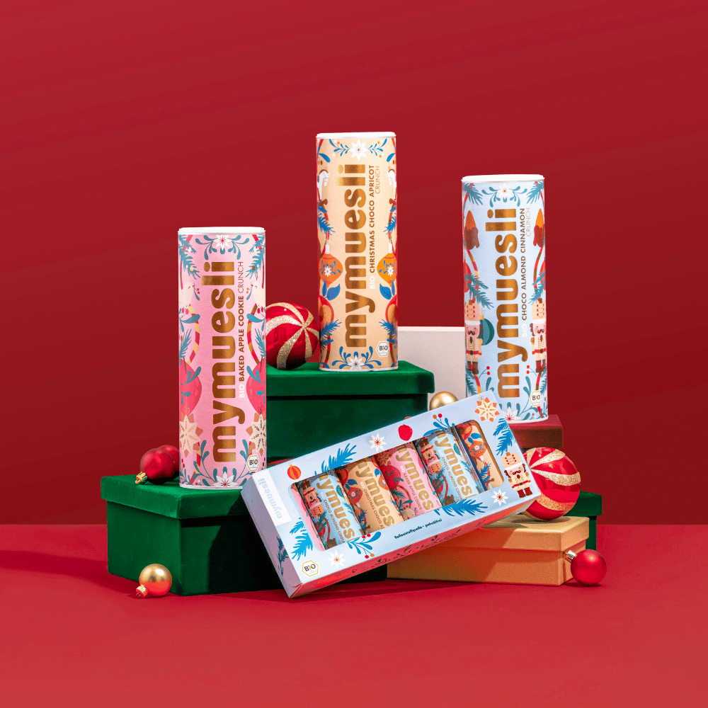 mymuesli Weihnachtsprodukte vor weihnachtlichem Kamin