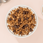 Tiramisu Müsli von mymuesli angerichtet in einer Schale auf Yoghurt