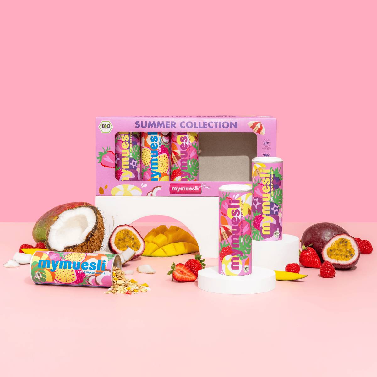 Mood Bild mit der Sommer Mini Geschenkbox auf einem Podest, drumrum stehen die Sommer Mini Dosen mit verschiedenem sommerlichen Obst