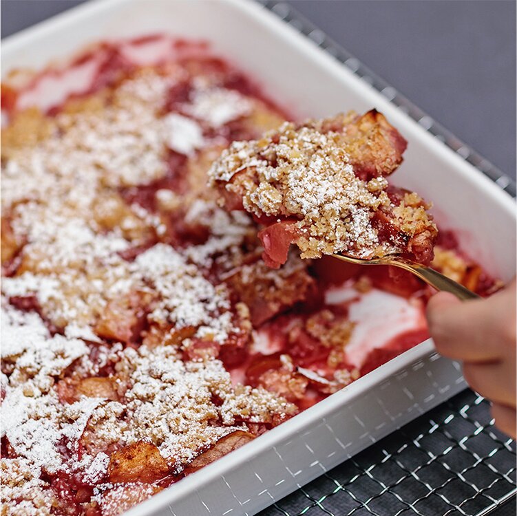 Veganer Apple-Crumble in einer Ofenform