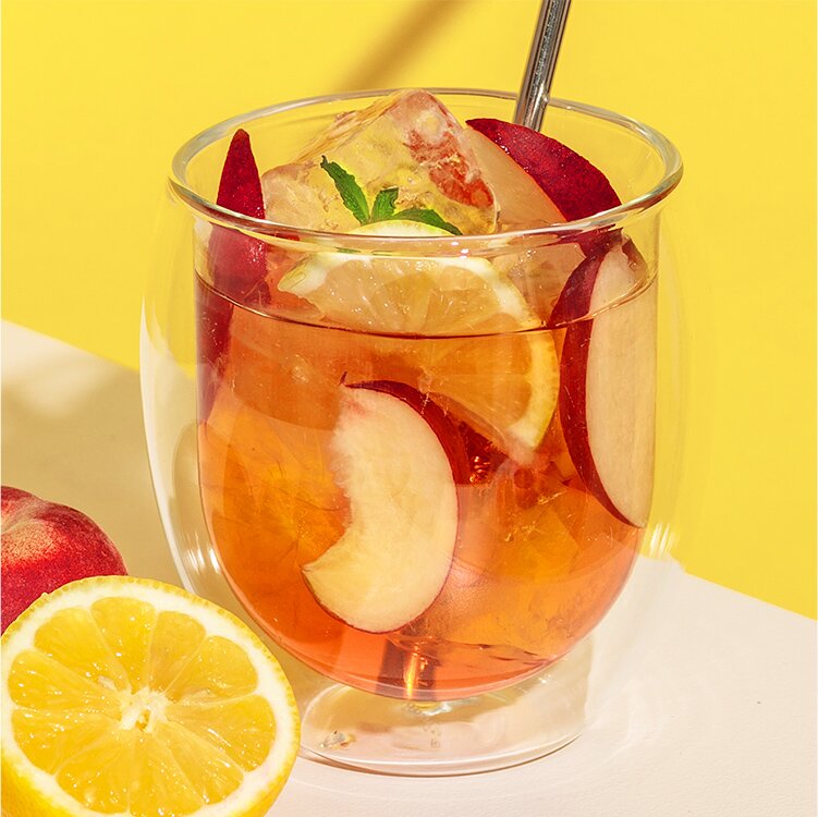 Peach Party mit Pfirsichscheiben und Zitronenscheiben im Glas