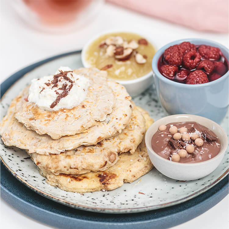 Apfel-Macadamia-Zimt-Pancakes mit Himbeeren daneben