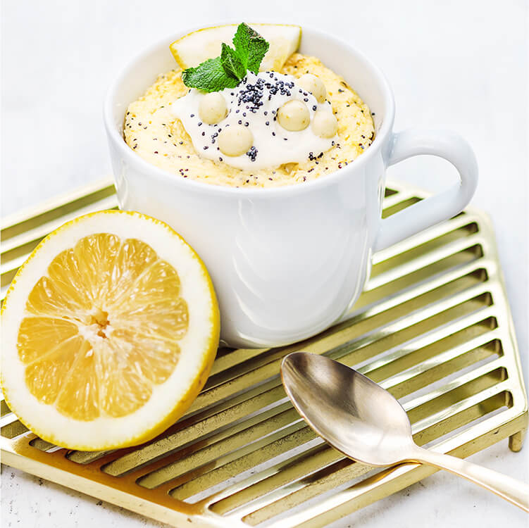 Lemon Coconut Tassenkuchen und eine halbe Zitrone daneben
