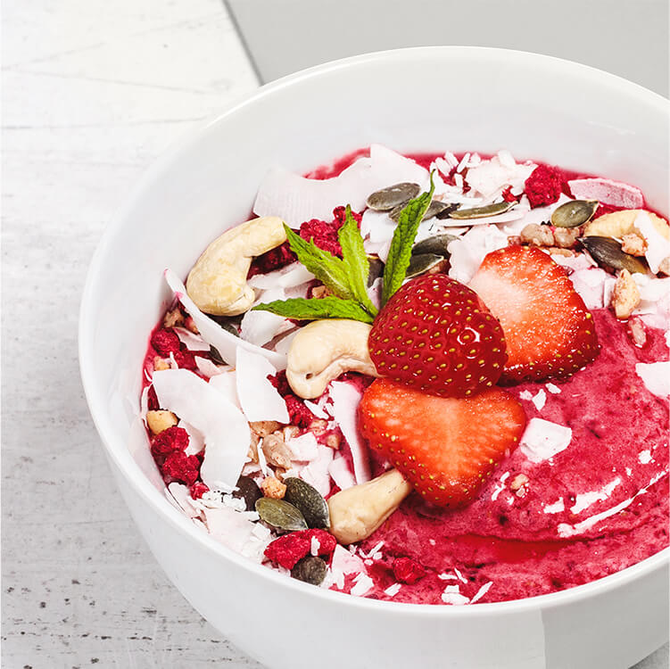 Pink Smoothie Bowl mit Erdbeeren und Kokosraspeln
